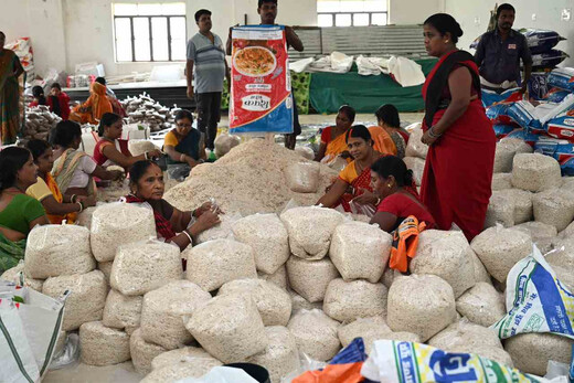 लखीसराय में बाढ़ से निपटने की प्रशासनिक तैयारी तेज, प्रभारी सचिव ने किया पैकेजिंग और भंडारण का निरीक्षण